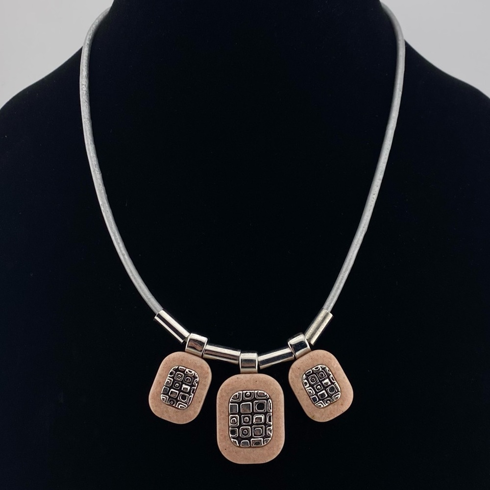 🇨🇦 Silver leather with pink and silver tone metal pendants Necklace by Spoutnik